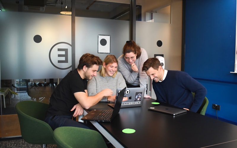 Équipe d'agence au travail